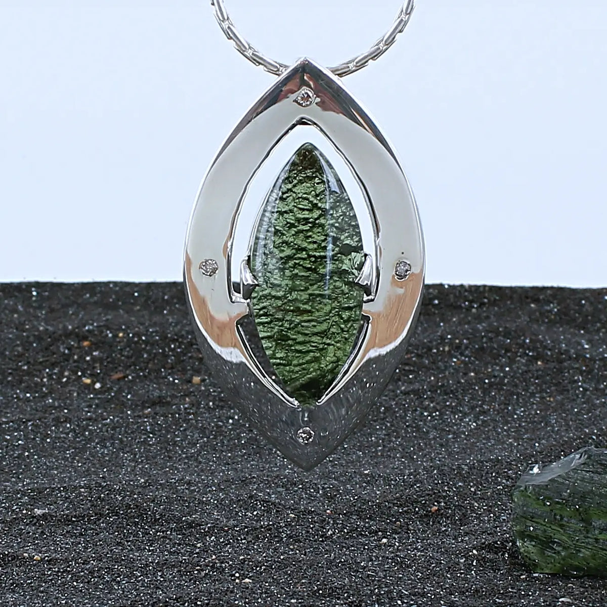 Moldavite pour article de blog Orcha jewelry