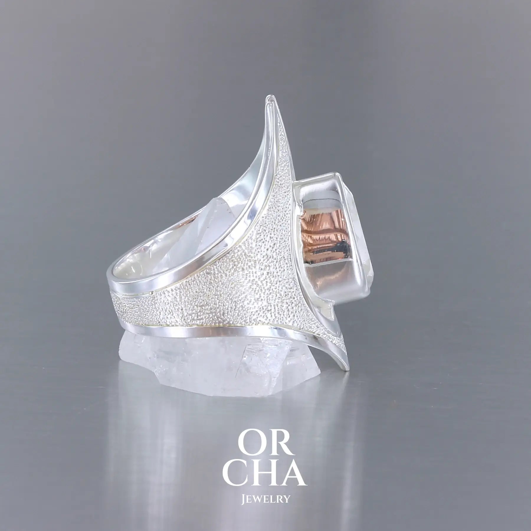 Grande bague pour femme en argent massif sertie d'une Topaze blanche, collection Bastet. Pierre facettée en forme de goutte, pierre naturelle incolore avec un très bel éclat. Pierre fine de qualité transparente propre à l'oeil. Disponible en plusieurs tailles. Bijoux unique, éthique et durable présenté dans un coffret de notre marque, prêt à offrir. Livraison offerte, certificat d'authenticité, service client.