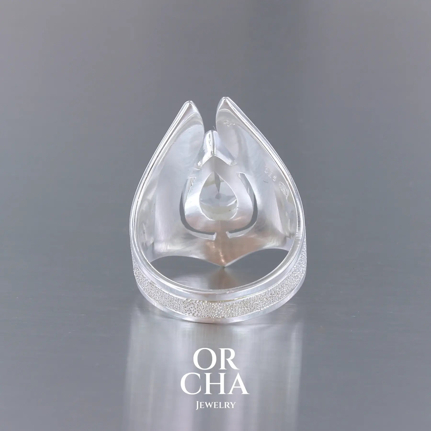 Grande bague pour femme en argent massif sertie d'une Topaze blanche, collection Bastet. Pierre facettée en forme de goutte, pierre naturelle incolore avec un très bel éclat. Pierre fine de qualité transparente propre à l'oeil. Disponible en plusieurs tailles. Bijoux unique, éthique et durable présenté dans un coffret de notre marque, prêt à offrir. Livraison offerte, certificat d'authenticité, service client.