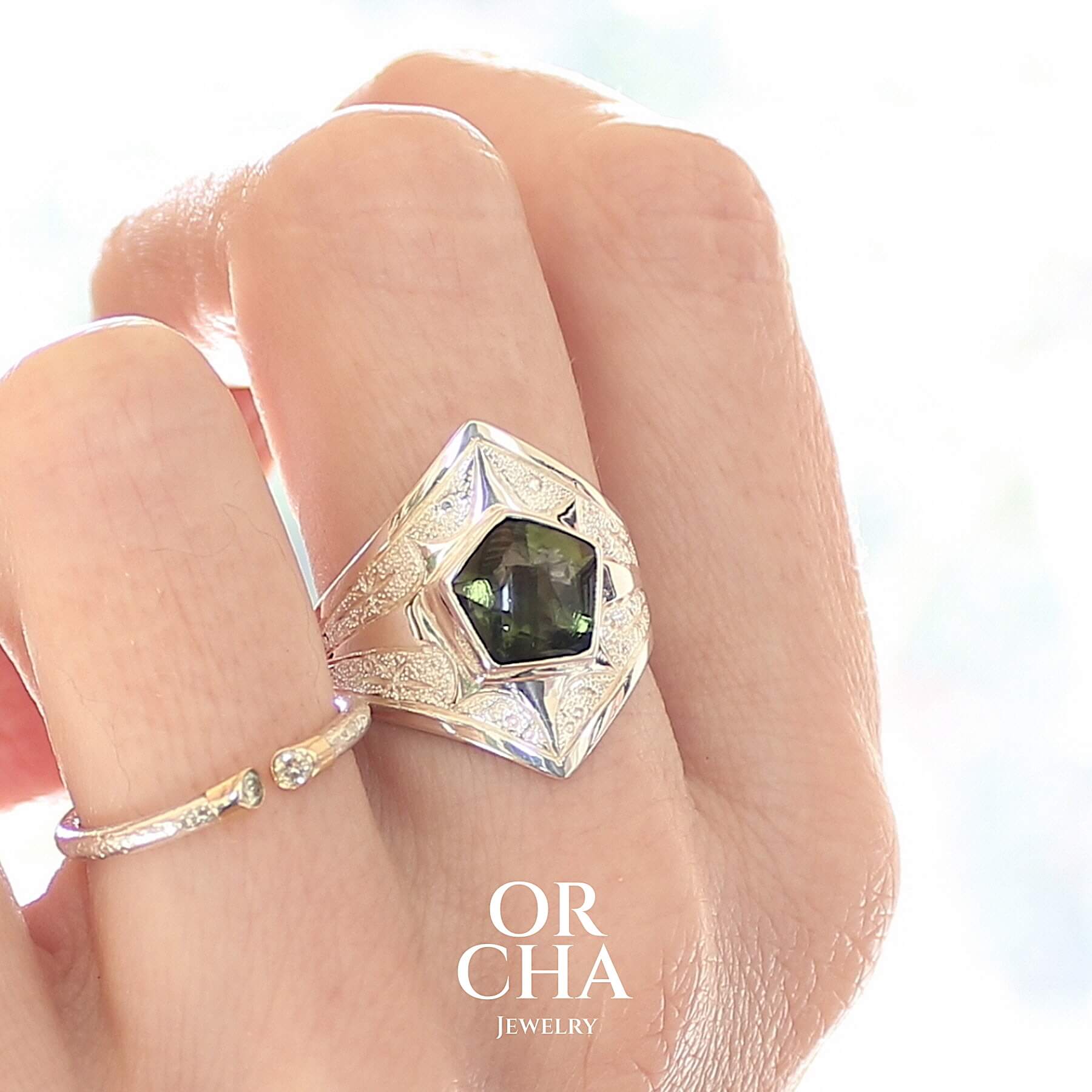 Réservée. Bague en argent avec Moldavite - Elven
