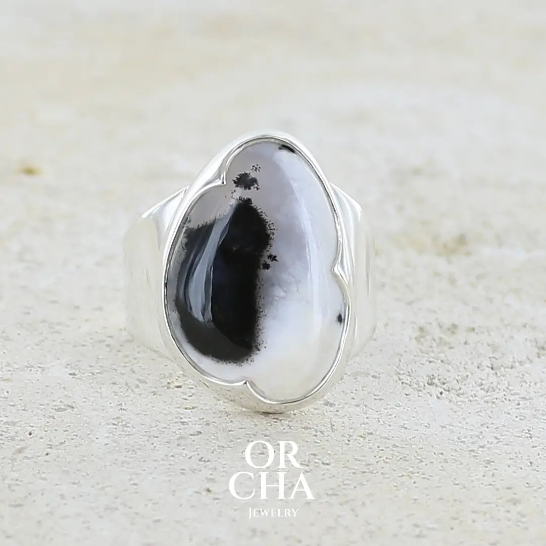 Bague pour femme en argent massif sertie d'un cabochon d'agate dendritique de couleur blanc pur et noir. Pierre opaque translucide à inclusions paysages de dendrites de manganèse noires contrastées. Bijou unique réalisée en taille 56 par Orchajewelry