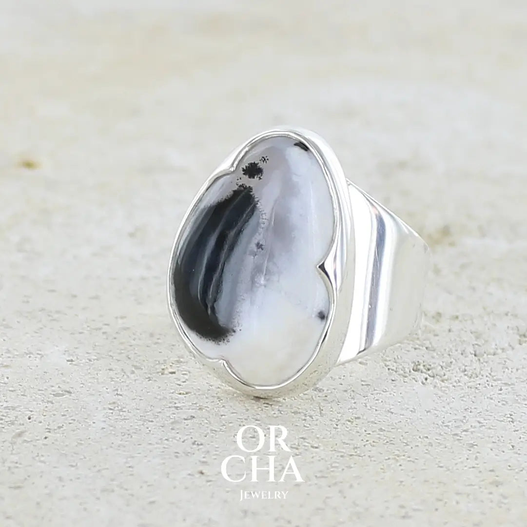 Bague pour femme en argent massif sertie d'un cabochon d'agate dendritique de couleur blanc pur et noir. Pierre opaque translucide à inclusions paysages de dendrites de manganèse noires contrastées. Bijou unique réalisée en taille 56 par Orchajewelry