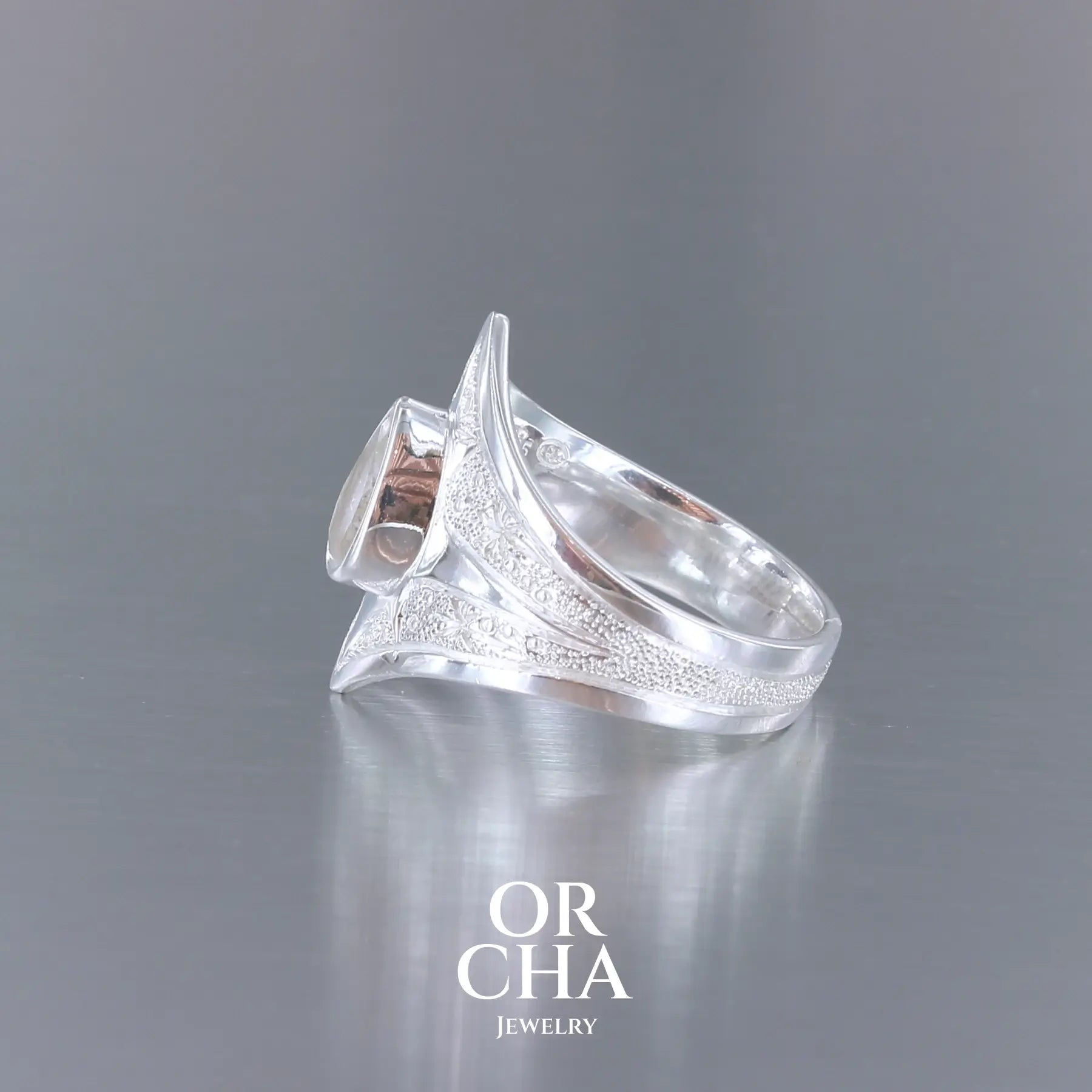 Bague pour femme en argent massif sculptées d'étoiles et autres corps célestes sertie d'une Topaze blanche.. Pierre facettée en forme de goutte, de couleur incolore, de qualité transparente ayant un très bel éclat. Disponible en plusieurs tailles. Bijoux unique, éthique et durable présenté dans un coffret de notre marque, prêt à offrir. Livraison offerte, certificat d'authenticité, service client.