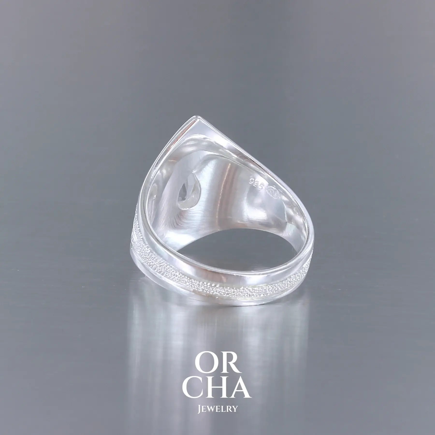 Bague pour femme en argent massif sculptées d'étoiles et autres corps célestes sertie d'une Topaze blanche.. Pierre facettée en forme de goutte, de couleur incolore, de qualité transparente ayant un très bel éclat. Disponible en plusieurs tailles. Bijoux unique, éthique et durable présenté dans un coffret de notre marque, prêt à offrir. Livraison offerte, certificat d'authenticité, service client.