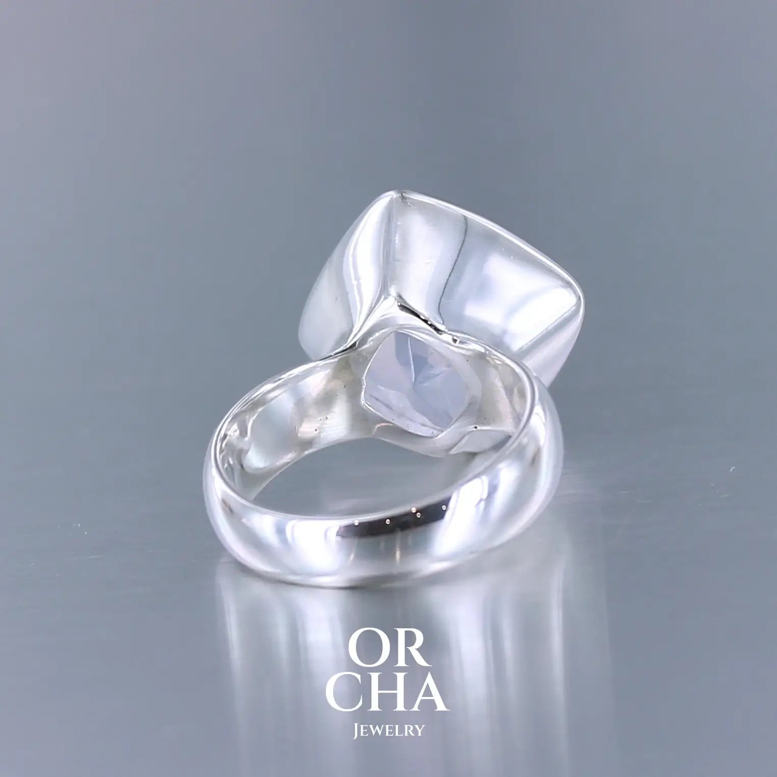 Bague cocktail pour femme en argent massif sertie d'un Quartz lavande. Pierre facettée de forme carrée de qualité transparente, propre à l'oeil. Pierre naturelle de couleur violette pastel teintée de rose avec de légers reflets opalescents. Plusieurs tailles disponibles. Bijoux unique, éthique et durable présenté dans un coffret de notre marque, prêt à offrir. Livraison offerte, certificat d'authenticité, service client.