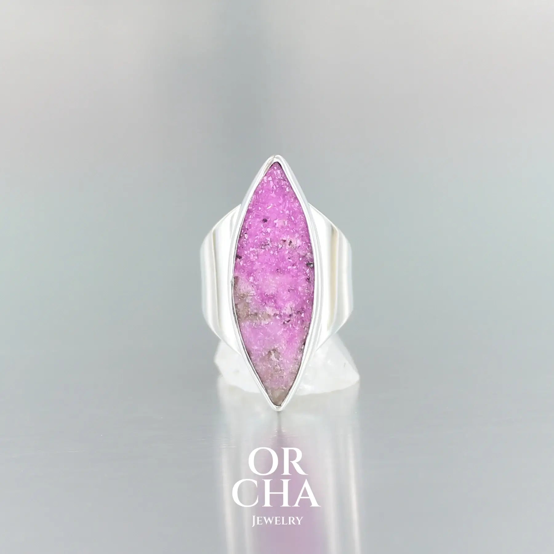 Bague pour femme en argent massif sertie d'une magnifique Cobaltocalcite brute avec ses cristaux. Pierre qualité opaque taillée en forme de marquise. Pierre naturelle originaire du Maroc de couleur rose. Bague réalisée en taille 54. Bijoux unique, éthique et durable présenté dans un coffret de notre marque, prêt à offrir. Livraison offerte, certificat d'authenticité, service client.