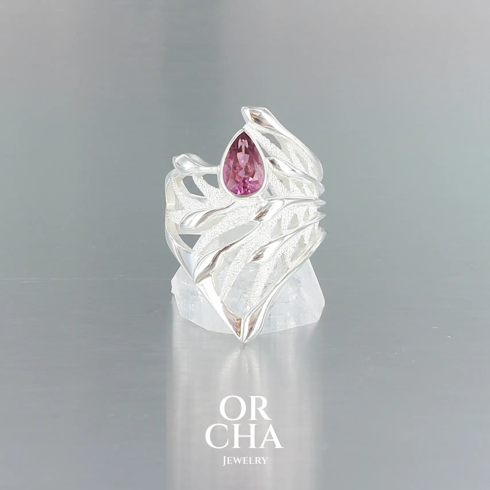 Grande Bague florale pour femme en argent massif sertie d'une Tourmaline rose. Pierre facettée en forme de goutte, de qualité transparente et propre à l'oeil. Taille 52. Bijoux unique, éthique et durable présenté dans un coffret de notre marque, prêt à offrir. Livraison offerte, certificat d'authenticité, service
client.
