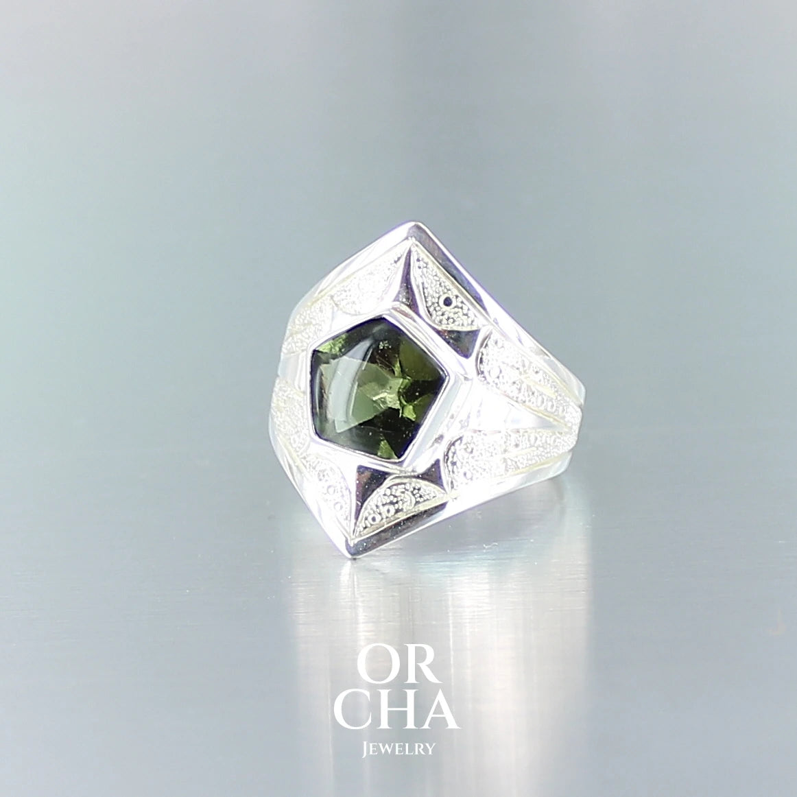 Réservée. Bague en argent avec Moldavite - Elven