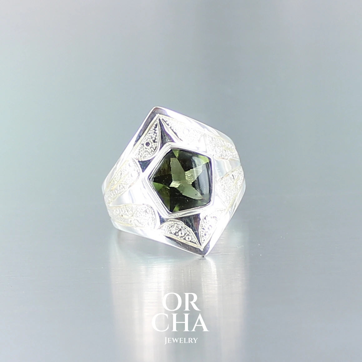 Réservée. Bague en argent avec Moldavite - Elven