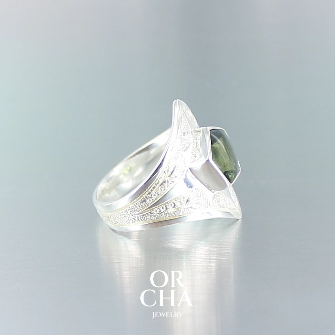 Réservée. Bague en argent avec Moldavite - Elven