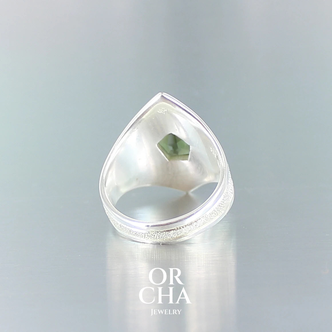 Réservée. Bague en argent avec Moldavite - Elven
