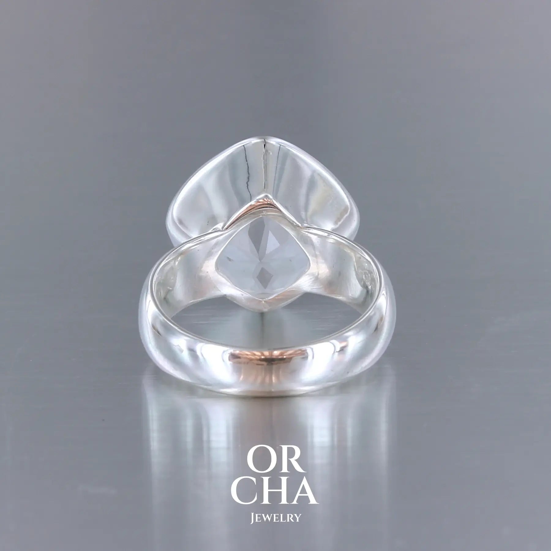 Bague cocktail pour femme en argent massif sertie d'un Cristal de roche gravé d'une fleur de vie. Pierre facettée de forme carrée de qualité transparente, propre à l'oeil. Pierre naturelle incolore et blanche sur les parties gravées. Bague réalisée en taille 60. Bijoux unique, éthique et durable présenté dans un coffret de notre marque, prêt à offrir. Livraison offerte, certificat d'authenticité, service client.