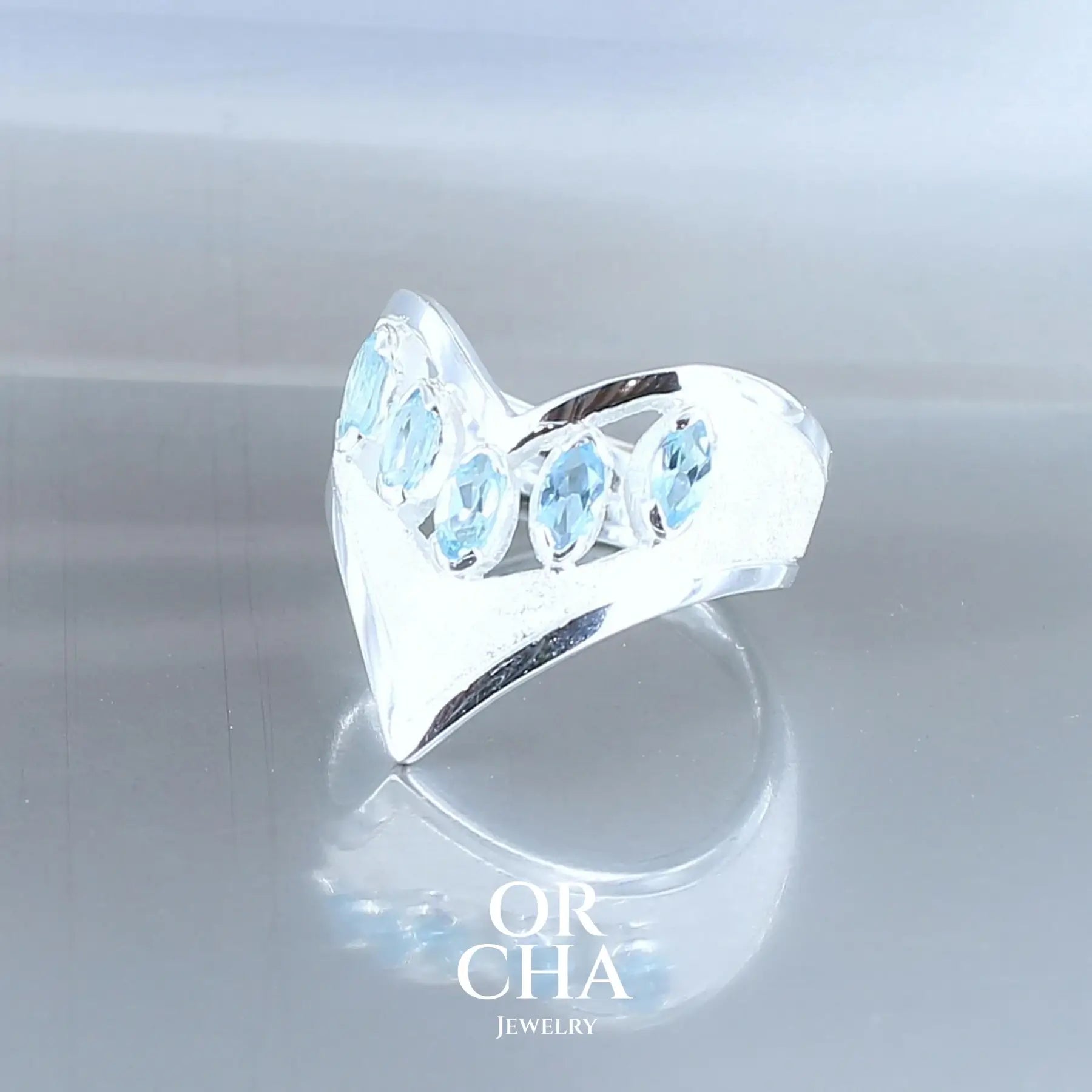 Bague V en argent avec Topaze bleue- Bastet