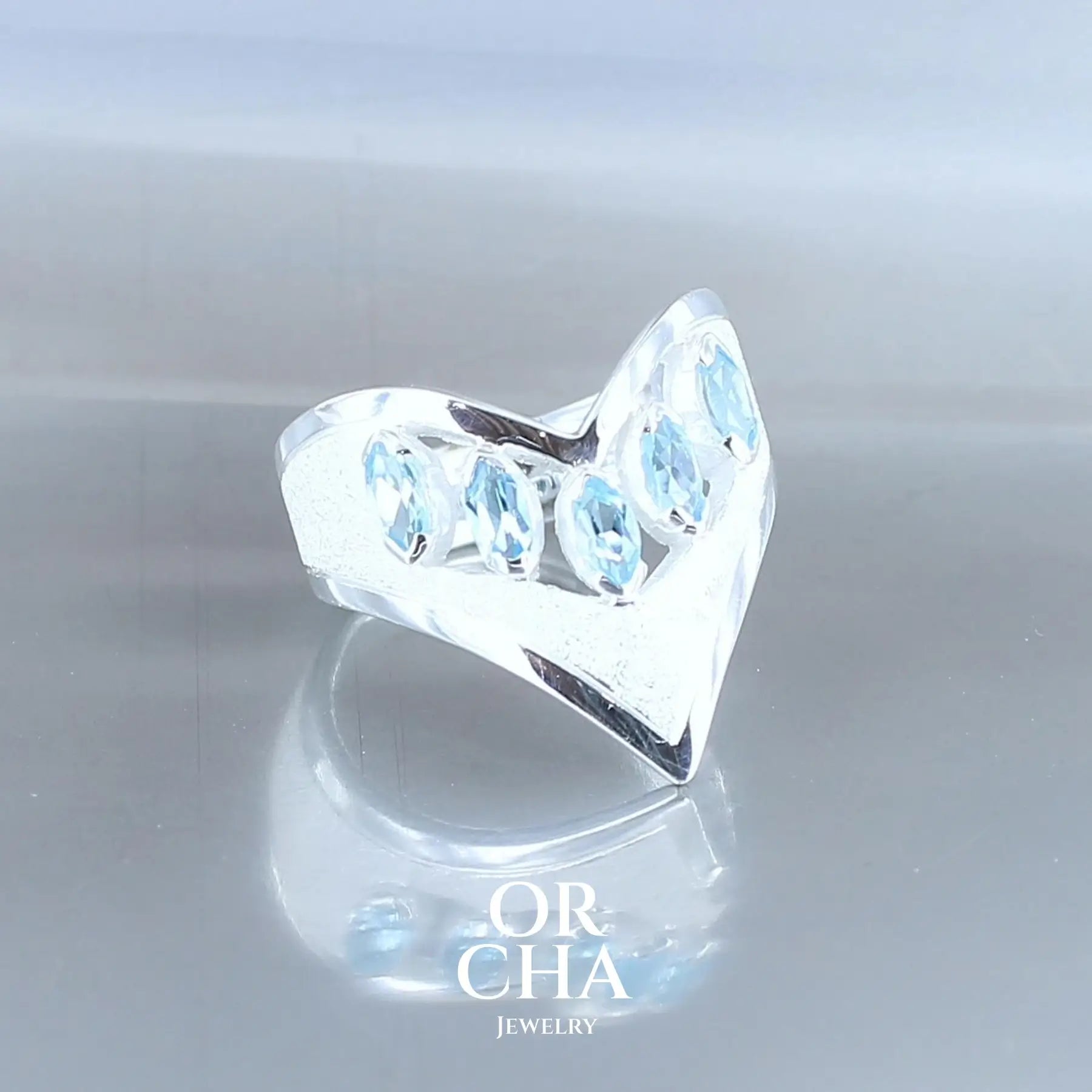 Bague V en argent avec Topaze bleue- Bastet