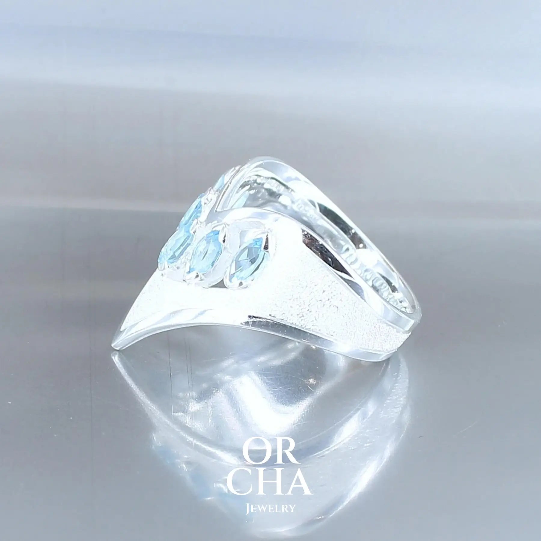 Bague V en argent avec Topaze bleue- Bastet