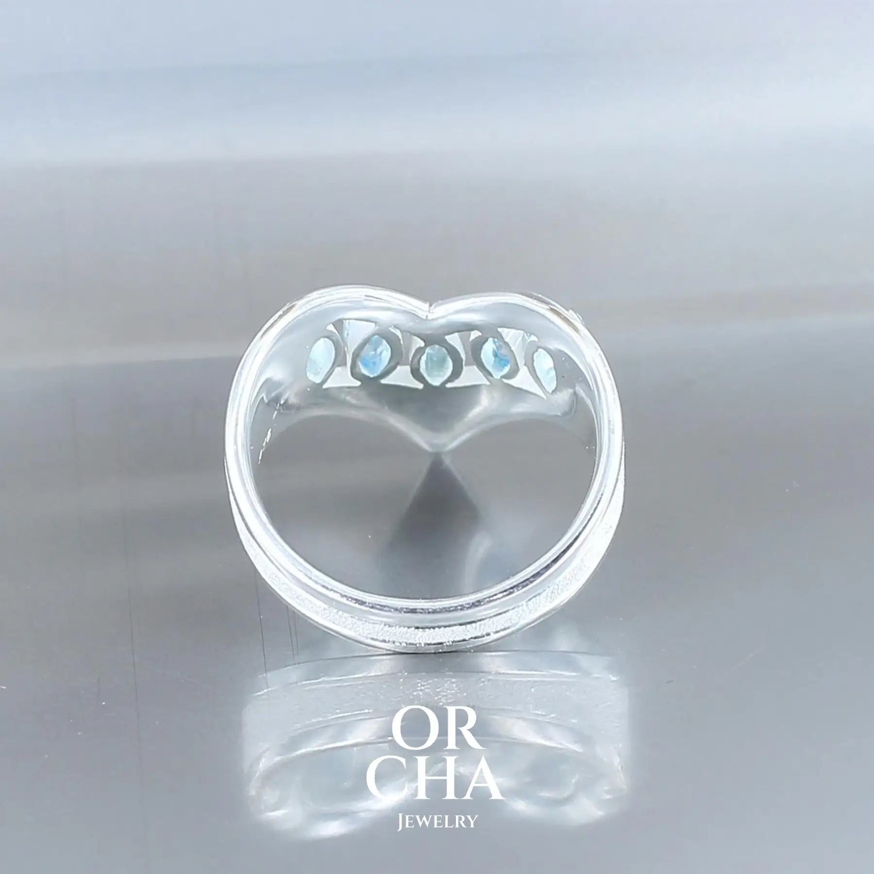 Bague V en argent avec Topaze bleue- Bastet