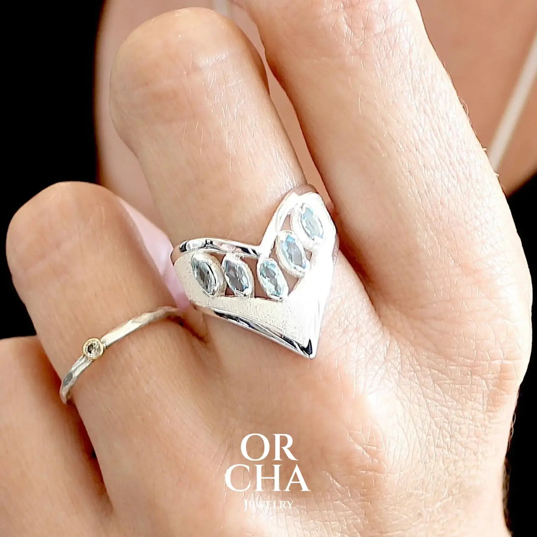 Bague V en argent avec Topaze bleue- Bastet