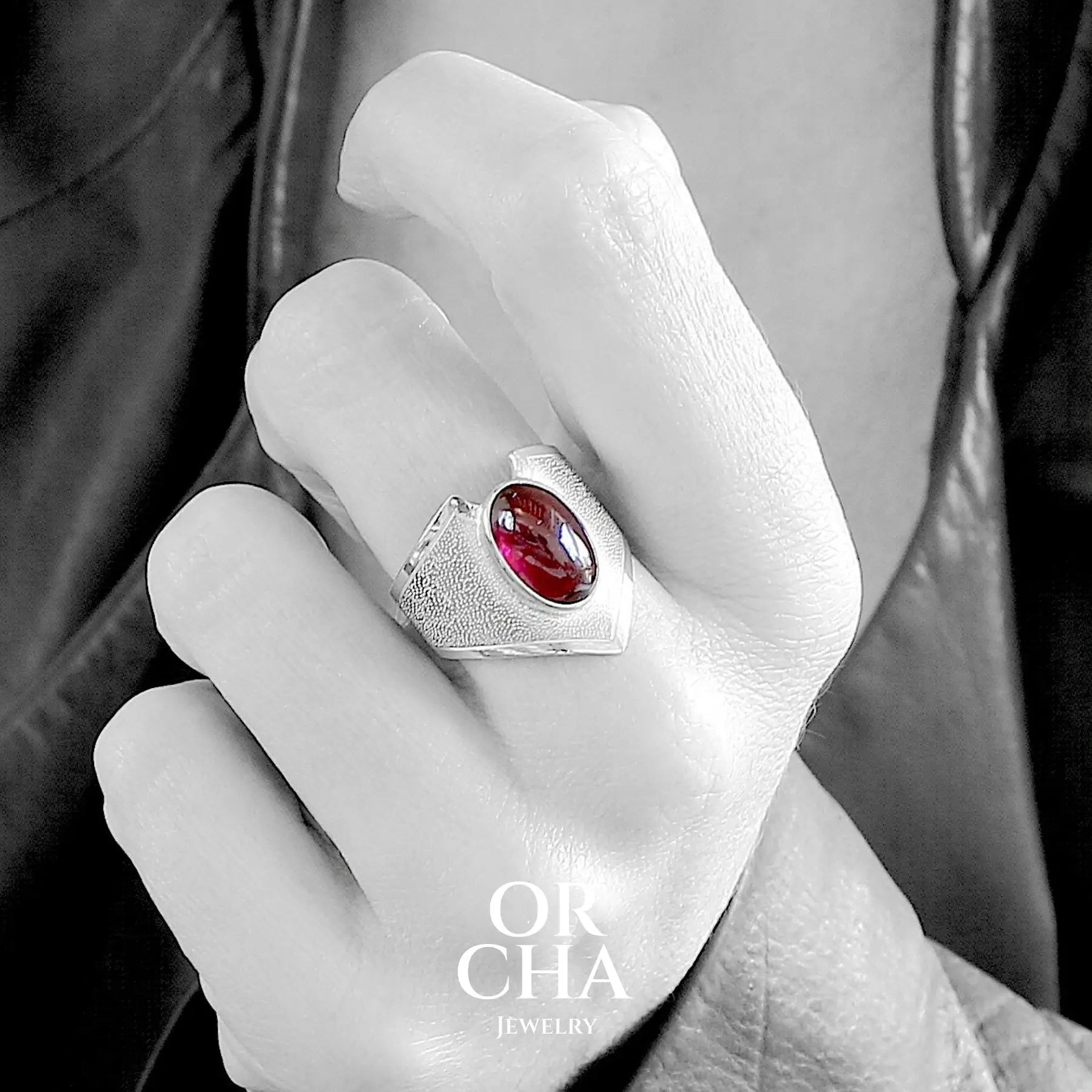 Bague pour femme en argent massif sertie d'un cabochon de Grenat. Pierre naturelle translucide présentant des inclusions. Taille 60. Bijoux unique, éthique et durable présenté dans un coffret de notre marque, prêt à offrir. Livraison offerte, certificat d'authenticité, service client.