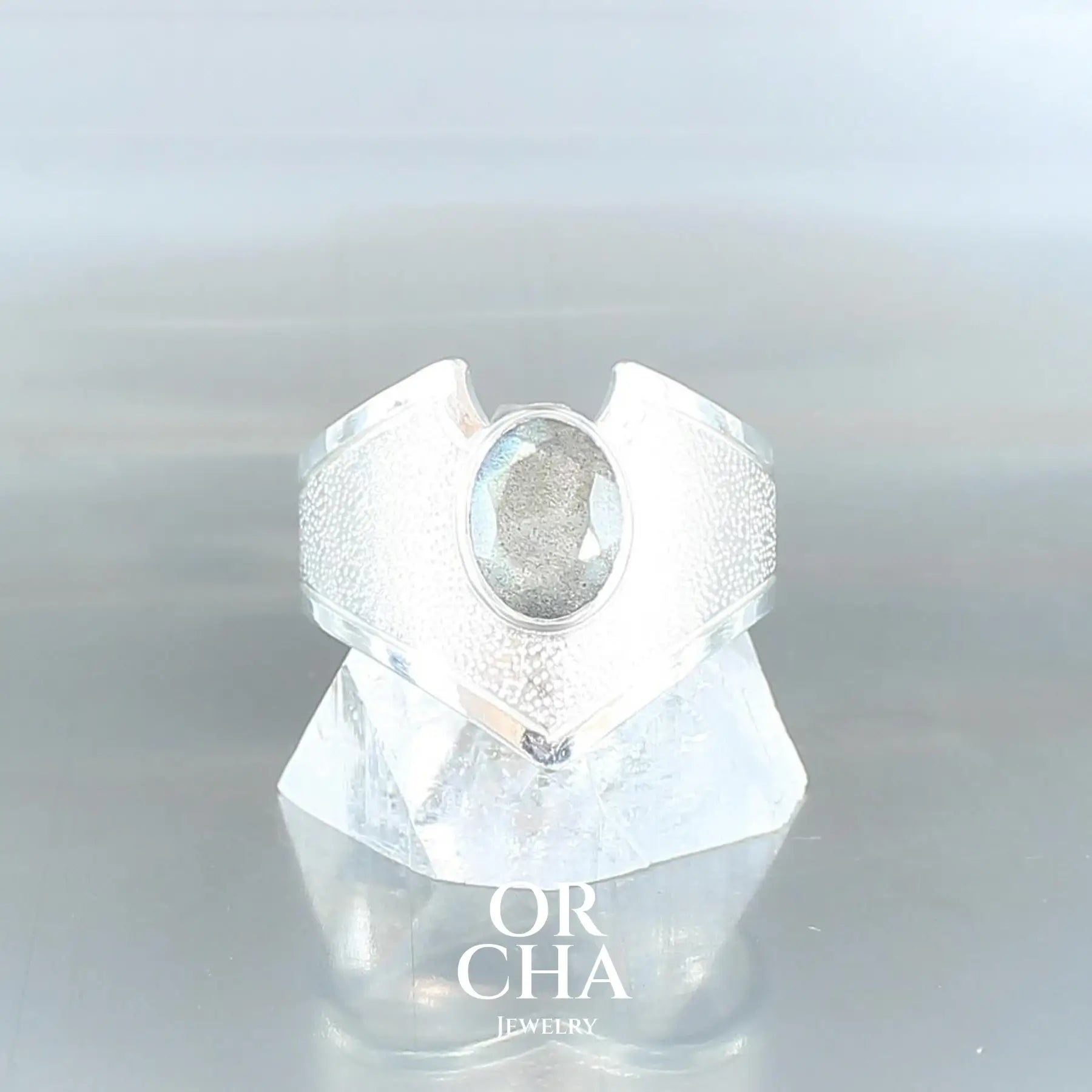 Bague pour femme en argent massif sertie d'une labradorite aux reflets bleus verts selon la lumière. Pierre facettée naturelle translucide présentant des inclusions fréquents sur ce type de pierre. Taille 54. Bijoux unique, éthique et durable présenté dans un coffret de notre marque, prêt à offrir. Livraison offerte, certificat d'authenticité, service client.