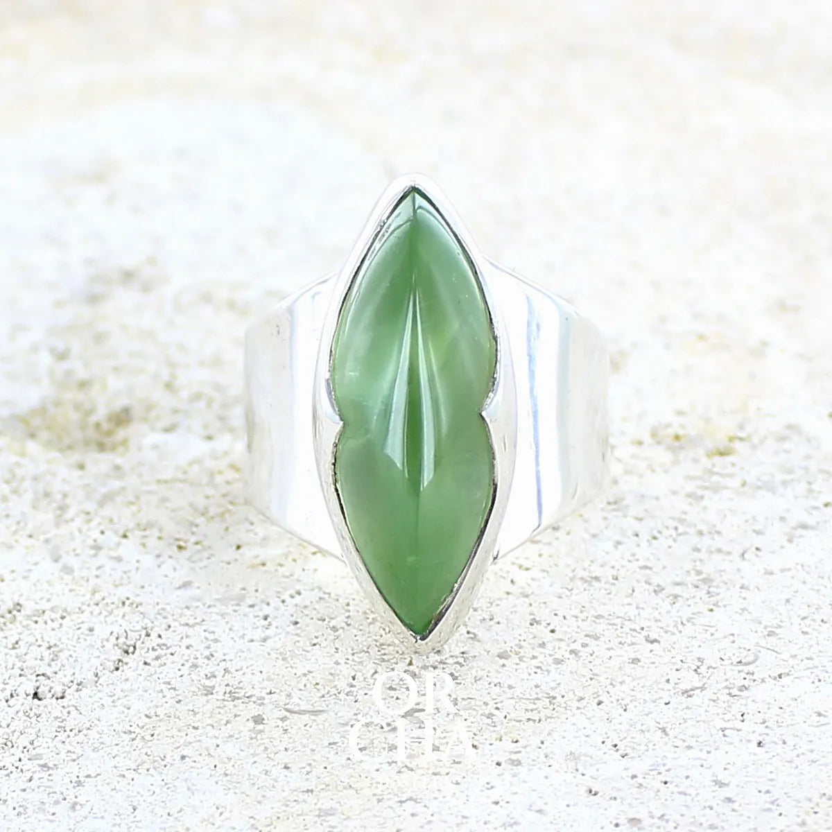 Bague marquise pour femme en argent massif sertie d'une préhnite de couleur verte jaune clair, Pierre taillée en cabochon en forme de goutte. Pierre gemme de qualité transparente à inclusions. Bijoux unique réalisé en taille 60 par Orchajewelry.