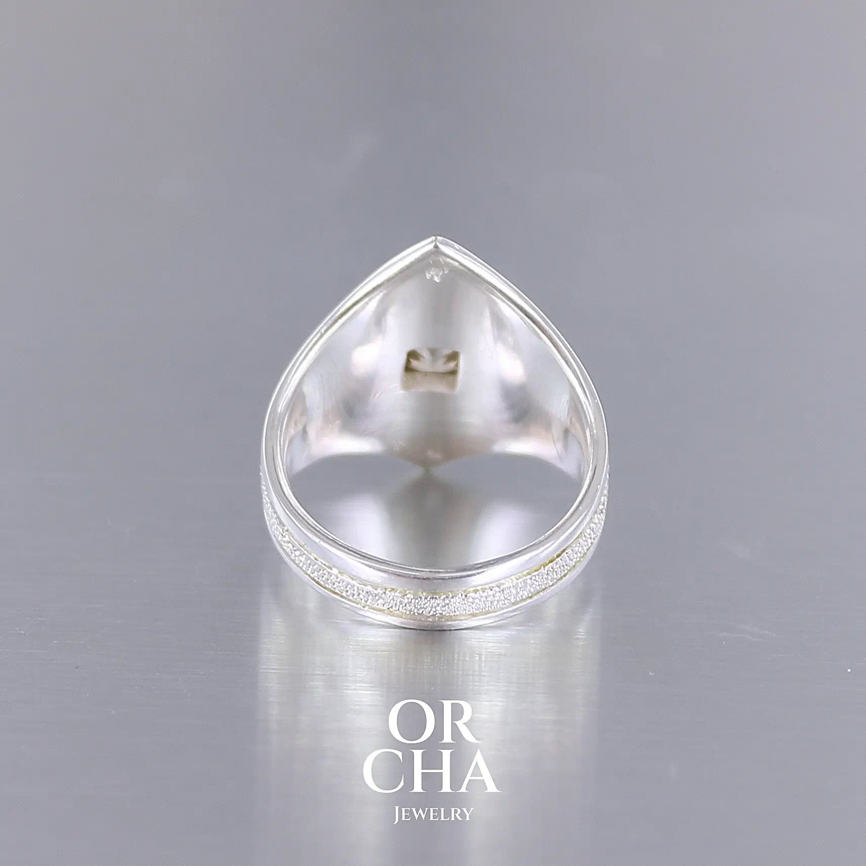 vue arrière d'une bague pour femme en argent massif sculptées d'étoiles et autres corps célestes sertie d'une Topaze dorée aux nuances colorées de dorées à bruns. Pierre naturelle, facettée de forme carrée, de qualité transparente présentant un très bel éclat. Taille 55. Bijoux unique, éthique et durable présenté dans un coffret de notre marque, prêt à offrir. Livraison offerte, certificat d'authenticité, service client.