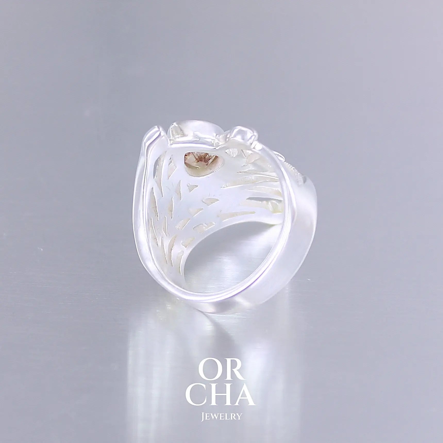 Vue arrière d'une grande Bague pour femme, feuillage tropicale travaillé en filigrane en argent massif, sertie d'une Tourmaline bicolore rose pêche et verte kaki. Pierre facettée en forme de goutte. Pierre incolore, très lumineuse et propre à l'oeil. Taille 56. Bijoux unique, éthique et durable présenté dans un coffret de notre marque, prêt à offrir. Livraison offerte, certificat d'authenticité, service client.