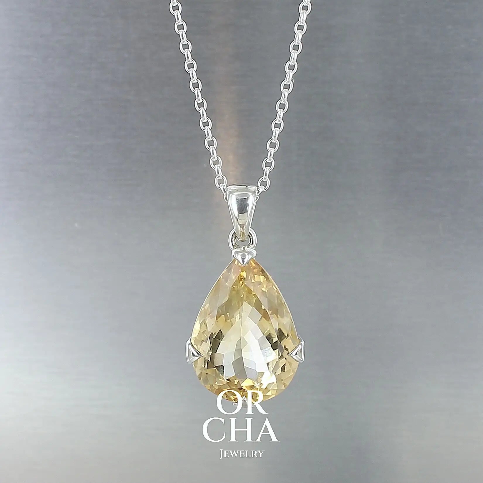 Chaine en argent sterling maille Jaseron pour hommes et femmes. Chaine traitée anti ternissement ce qui n'empêche pas un nettoyage régulier à l'eau savonneuse.
Chaine disponible en différentes longueurs et épaisseurs. Type de fermeture anneau ressort. Envoi sous 48h, poinçon de garantie des métaux, service client.