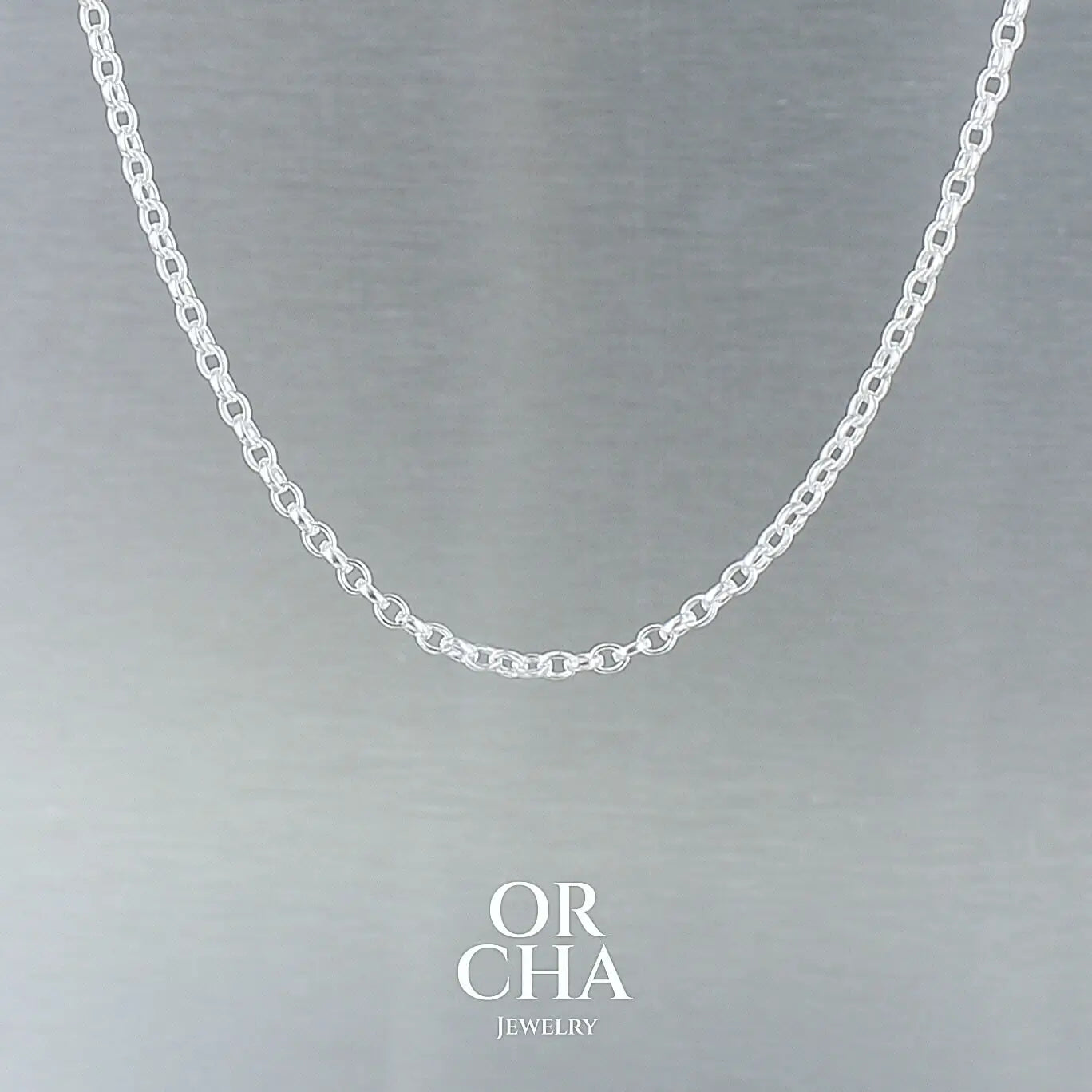 Chaine en argent sterling maille Jaseron pour hommes et femmes. Chaine traitée anti ternissement ce qui n'empêche pas un nettoyage régulier à l'eau savonneuse.
Chaine disponible en différentes longueurs et épaisseurs. Type de fermeture anneau ressort. Envoi sous 48h, poinçon de garantie des métaux, service client.