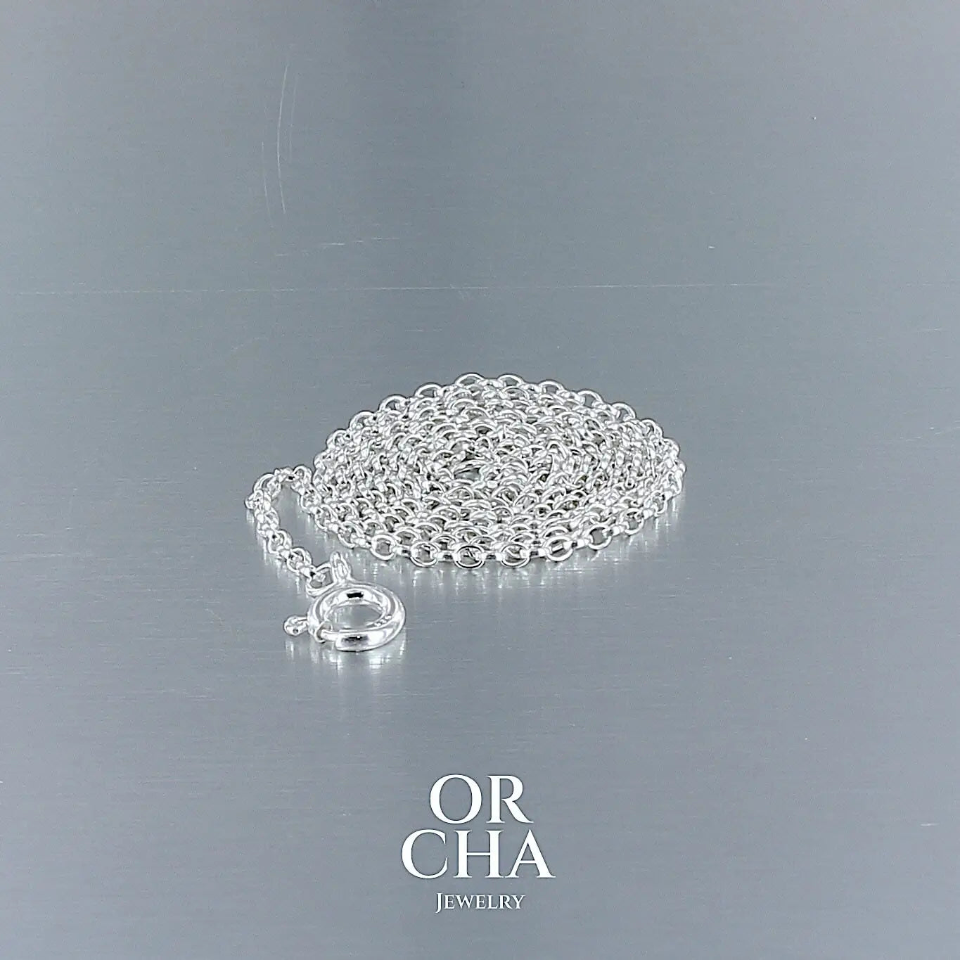 Chaine en argent sterling maille Jaseron pour hommes et femmes. Chaine traitée anti ternissement ce qui n'empêche pas un nettoyage régulier à l'eau savonneuse.
Chaine disponible en différentes longueurs et épaisseurs. Type de fermeture anneau ressort. Envoi sous 48h, poinçon de garantie des métaux, service client.