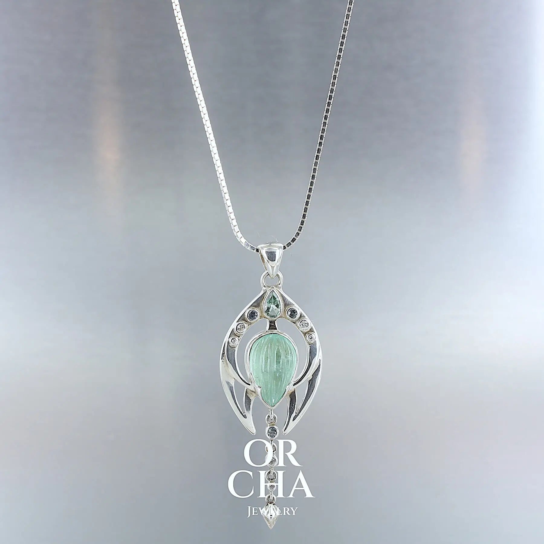 Chaine en argent sterling maille serpent pour hommes et femmes. Chaine traitée anti ternissement ce qui n'empêche pas un nettoyage régulier à l'eau savonneuse.
Chaine disponible en différentes longueurs et épaisseurs. Type de fermeture menotte. Envoi sous 48h, poinçon de garantie des métaux, service client.