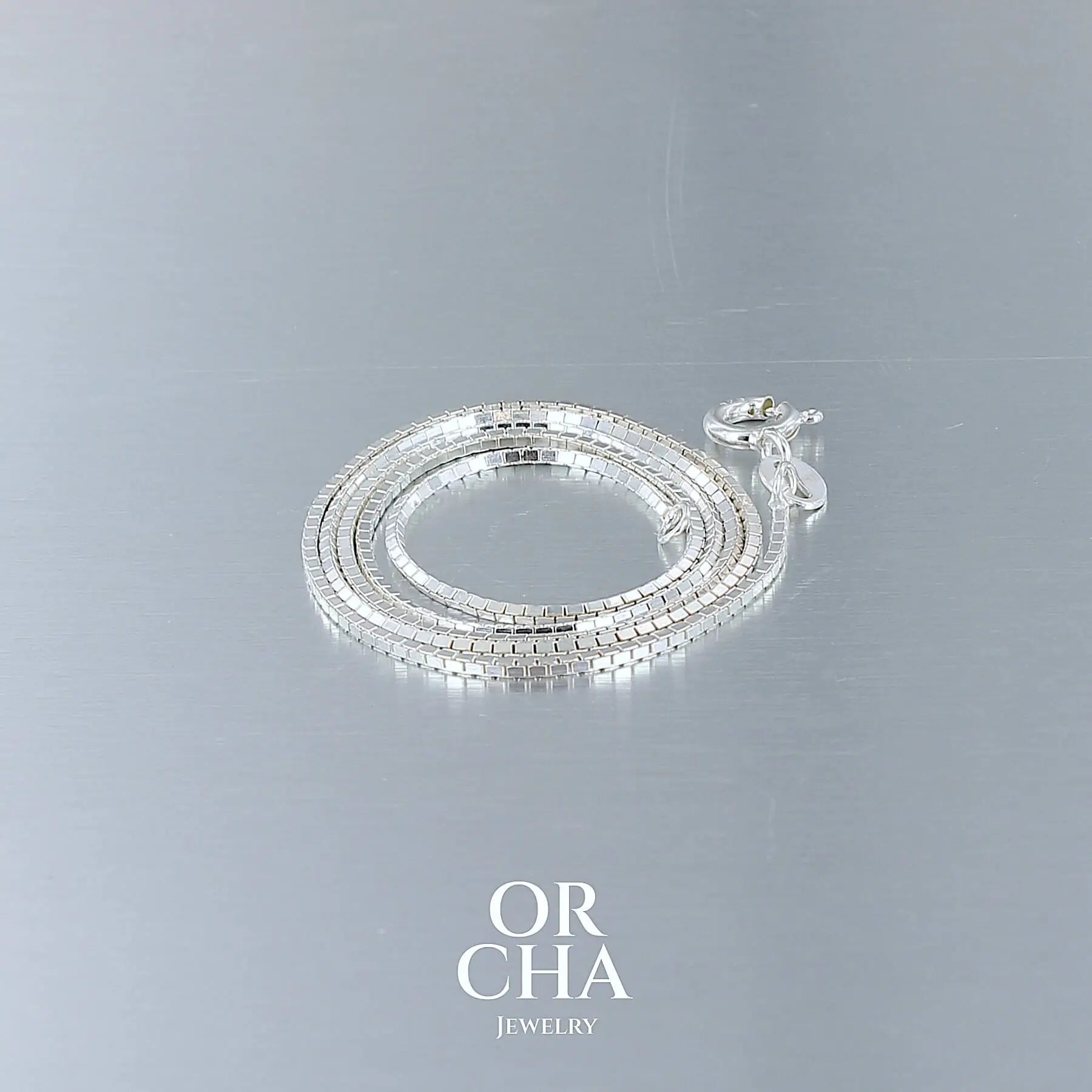 Chaine en argent sterling maille serpent pour hommes et femmes. Chaine traitée anti ternissement ce qui n'empêche pas un nettoyage régulier à l'eau savonneuse.
Chaine disponible en différentes longueurs et épaisseurs. Type de fermeture menotte. Envoi sous 48h, poinçon de garantie des métaux, service client.