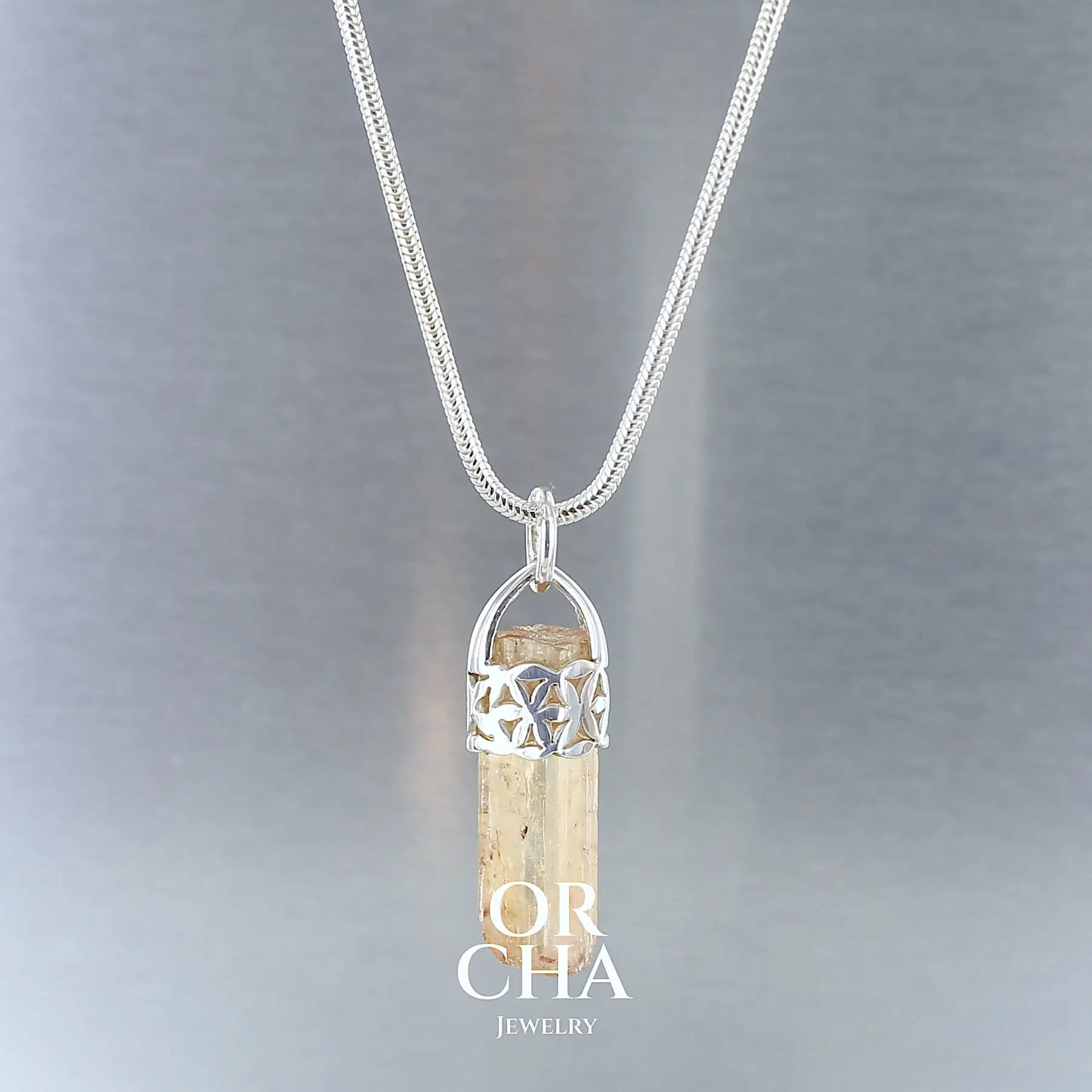 Chaine en argent sterling maille serpent pour hommes et femmes. Chaine traitée anti ternissement ce qui n'empêche pas un nettoyage régulier à l'eau savonneuse.
Chaine disponible en différentes longueurs et épaisseurs. Type de fermeture menotte. Envoi sous 48h, poinçon de garantie des métaux, service client.