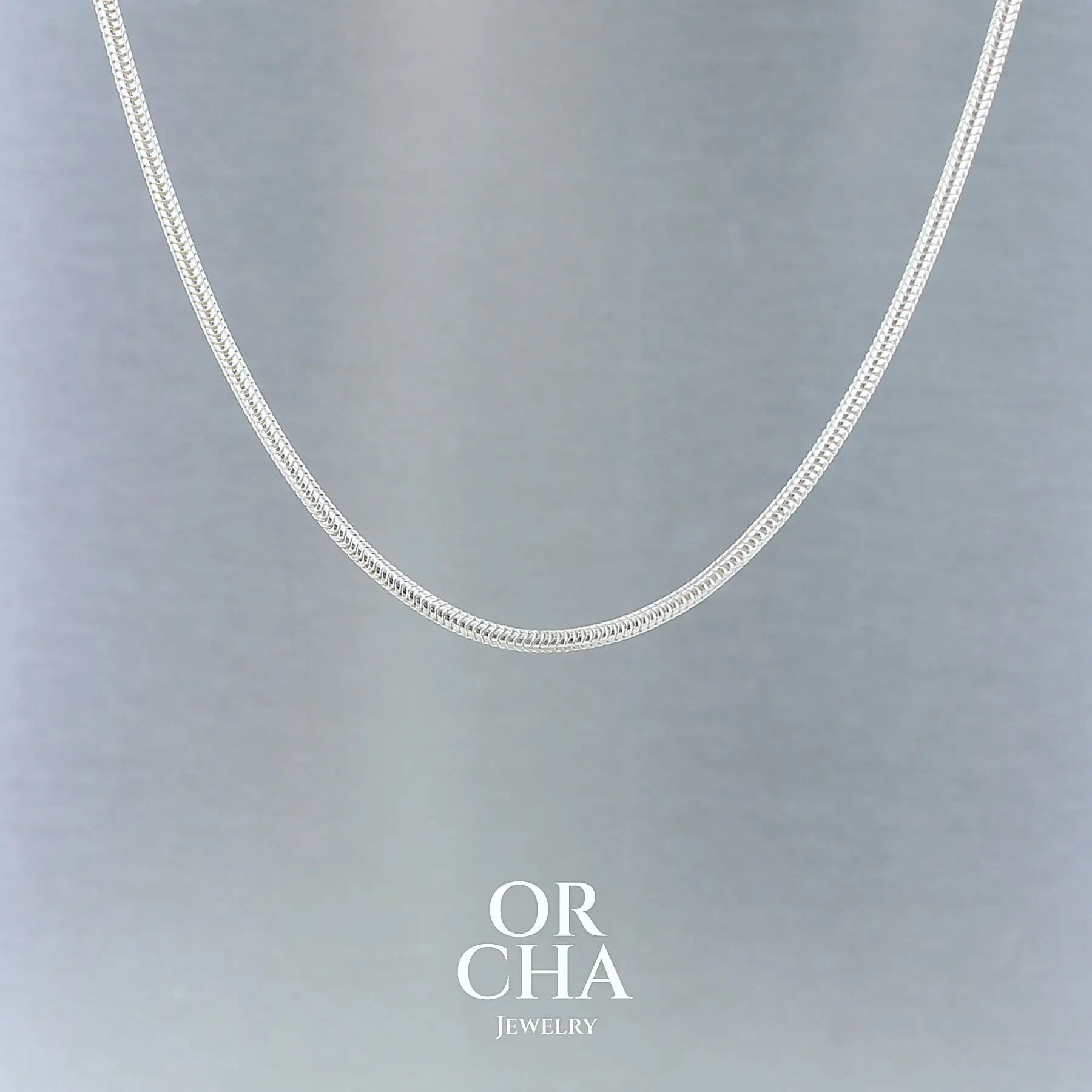 Chaine en argent sterling maille serpent pour hommes et femmes. Chaine traitée anti ternissement ce qui n'empêche pas un nettoyage régulier à l'eau savonneuse.
Chaine disponible en différentes longueurs et épaisseurs. Type de fermeture menotte. Envoi sous 48h, poinçon de garantie des métaux, service client.