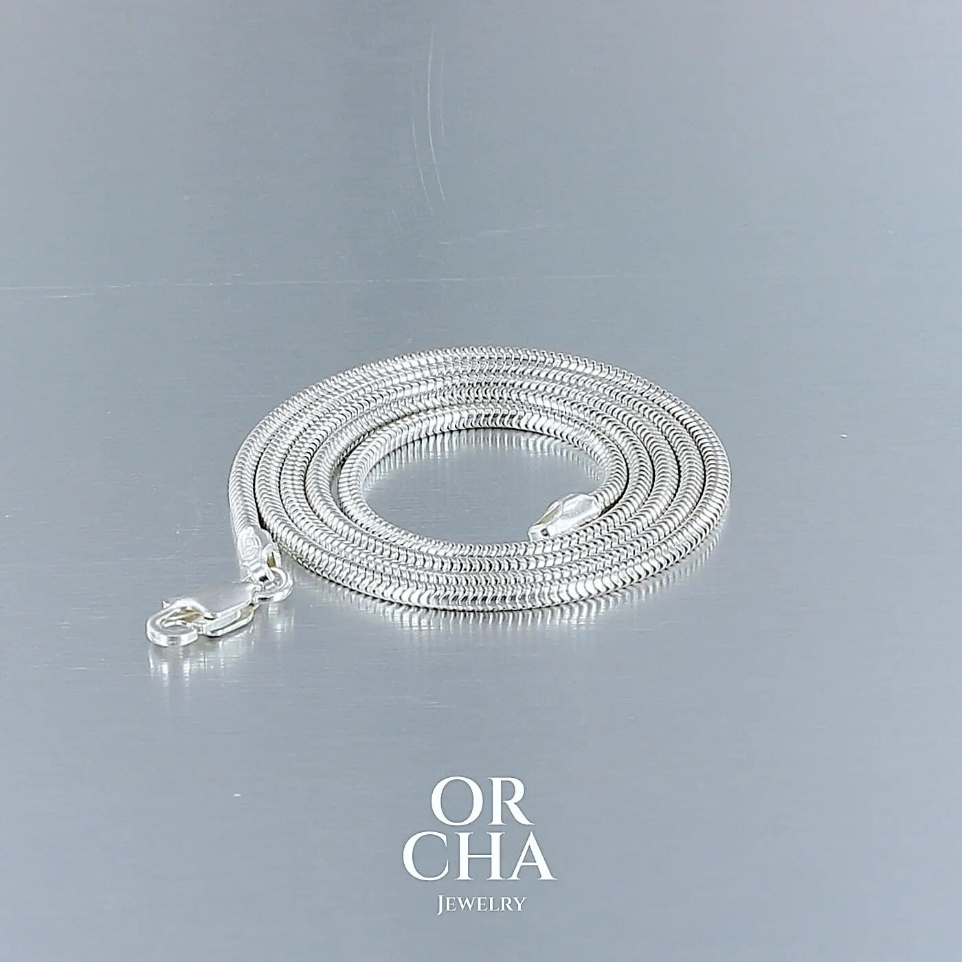 Chaine en argent sterling maille serpent pour hommes et femmes. Chaine traitée anti ternissement ce qui n'empêche pas un nettoyage régulier à l'eau savonneuse.
Chaine disponible en différentes longueurs et épaisseurs. Type de fermeture menotte. Envoi sous 48h, poinçon de garantie des métaux, service client.