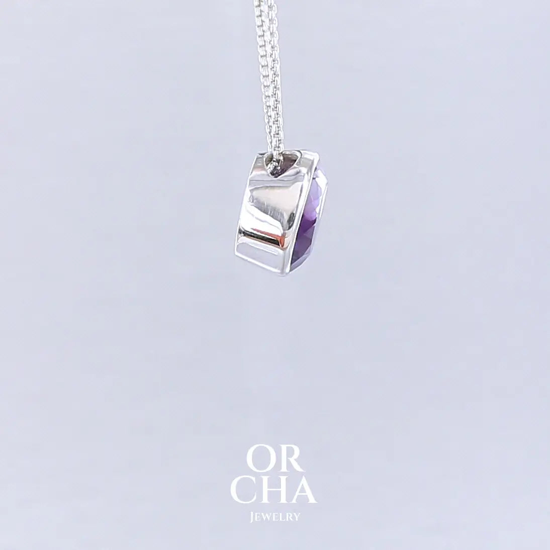 Collier solitaire pour femme en argent massif sertie d'une Améthyste. Pierre facettée de forme ovale de qualité transparente, propre à l'oeil. Pierre naturelle de couleur violet foncé à plus clair. Pendentif monté sur une chaine en argent sterling de type maille vénitienne de 1,3 mm d'épaisseur et de 40 cm de longueur. Bijoux unique, éthique et durable présenté dans un coffret de notre marque, prêt à offrir. Livraison offerte, certificat d'authenticité, service client.