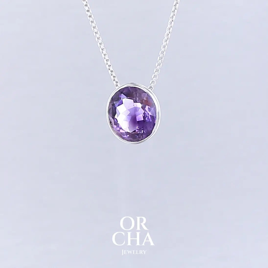 Collier solitaire pour femme en argent massif sertie d'une Améthyste. Pierre facettée de forme ovale de qualité transparente, propre à l'oeil. Pierre naturelle de couleur violet foncé à plus clair. Pendentif monté sur une chaine en argent sterling de type maille vénitienne de 1,3 mm d'épaisseur et de 40 cm de longueur. Bijoux unique, éthique et durable présenté dans un coffret de notre marque, prêt à offrir. Livraison offerte, certificat d'authenticité, service client.