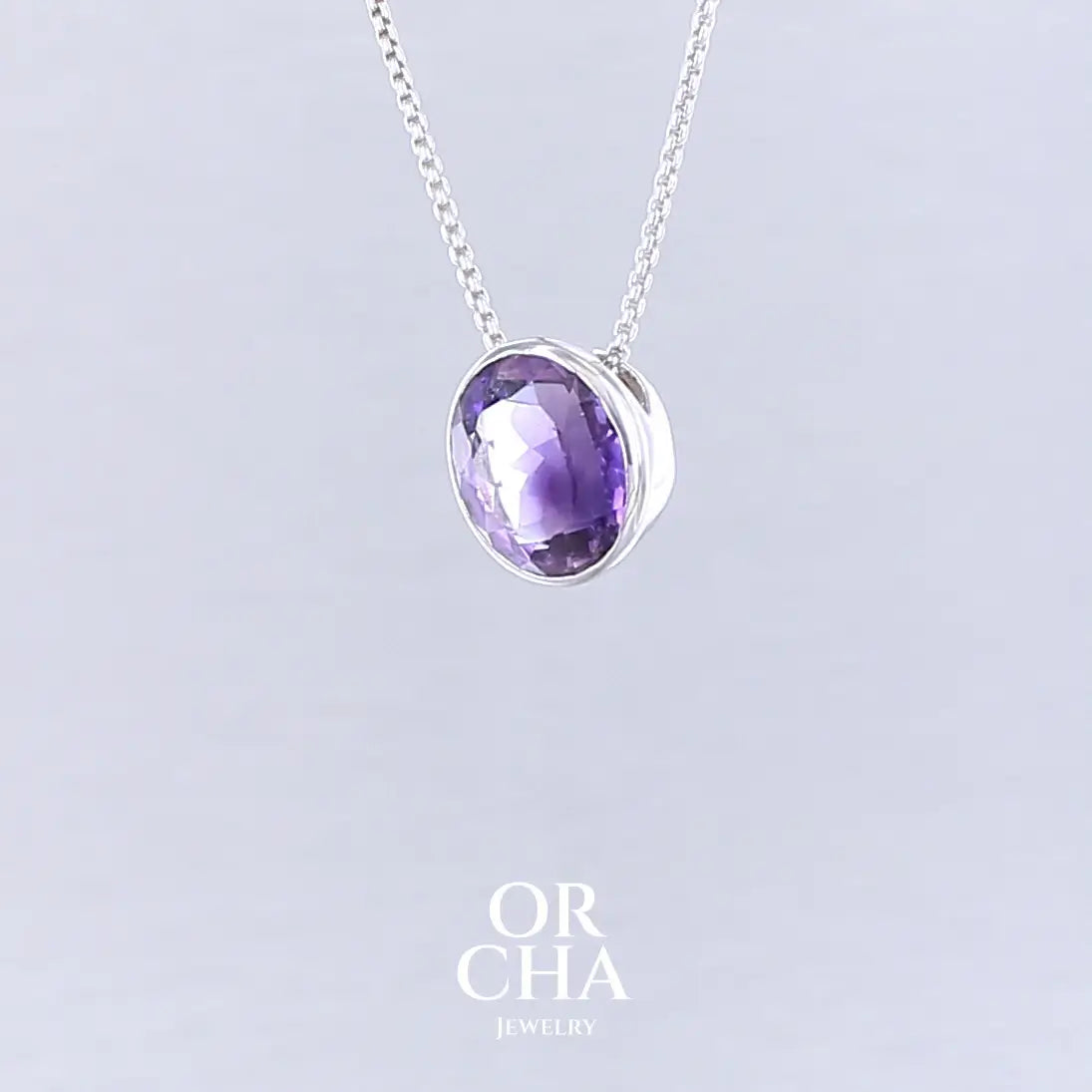 Collier solitaire pour femme en argent massif sertie d'une Améthyste. Pierre facettée de forme ovale de qualité transparente, propre à l'oeil. Pierre naturelle de couleur violet foncé à plus clair. Pendentif monté sur une chaine en argent sterling de type maille vénitienne de 1,3 mm d'épaisseur et de 40 cm de longueur. Bijoux unique, éthique et durable présenté dans un coffret de notre marque, prêt à offrir. Livraison offerte, certificat d'authenticité, service client.