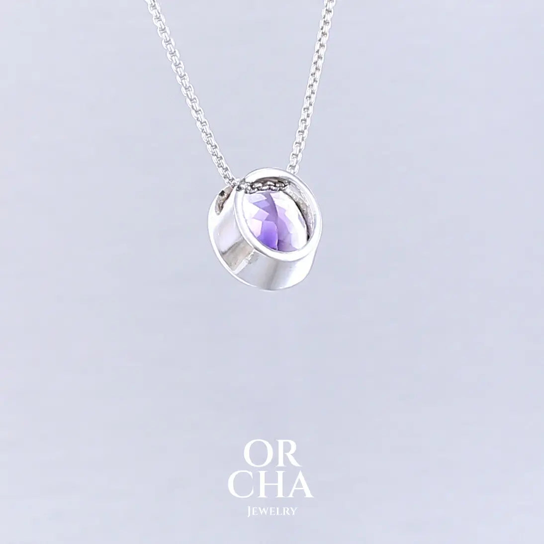 Collier solitaire pour femme en argent massif sertie d'une Améthyste. Pierre facettée de forme ovale de qualité transparente, propre à l'oeil. Pierre naturelle de couleur violet foncé à plus clair. Pendentif monté sur une chaine en argent sterling de type maille vénitienne de 1,3 mm d'épaisseur et de 40 cm de longueur. Bijoux unique, éthique et durable présenté dans un coffret de notre marque, prêt à offrir. Livraison offerte, certificat d'authenticité, service client.