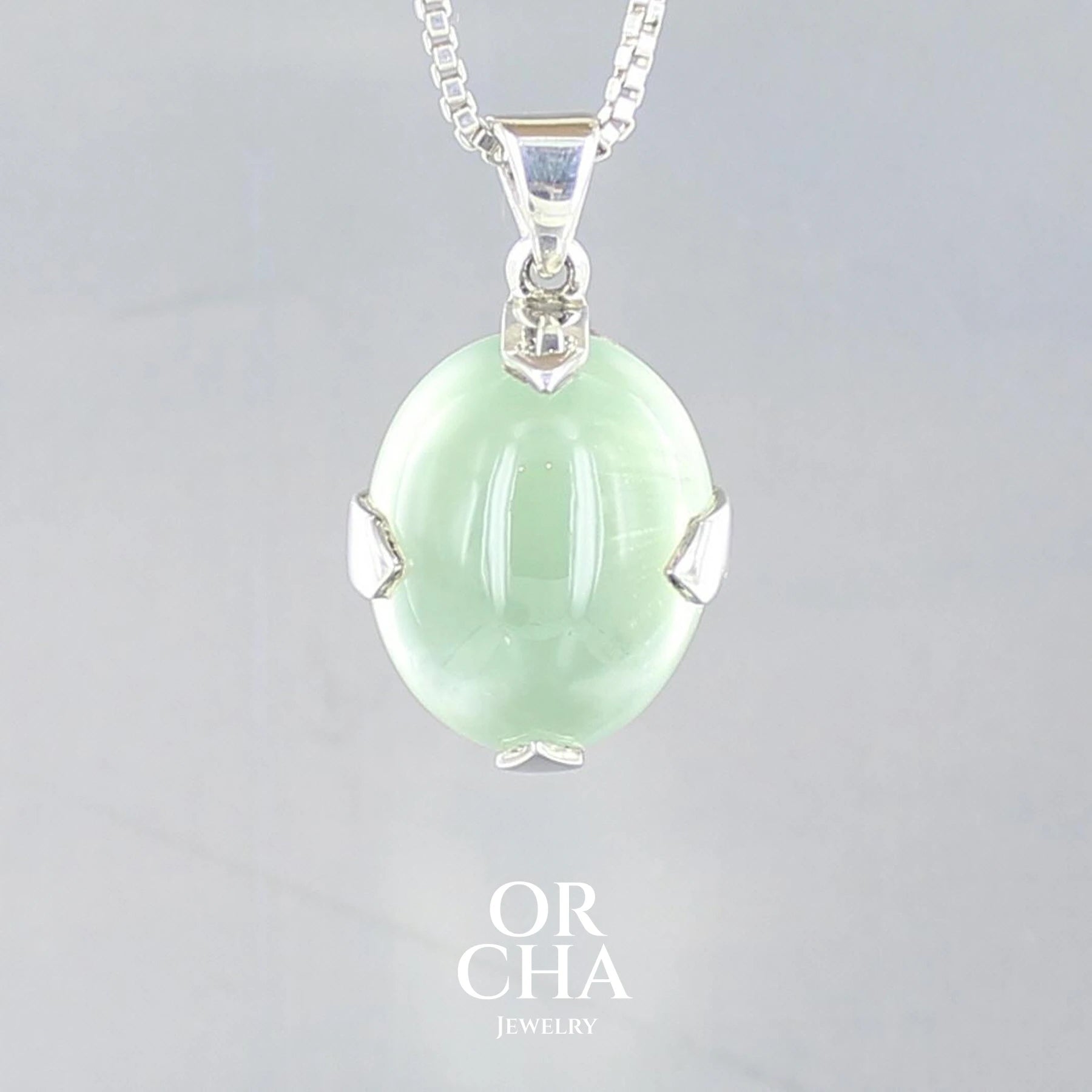 Pendentifs en argent massif serti d'un cabochon de Préhnite. Pierre naturelle de couleur verte claire, lumineuse et translucide.