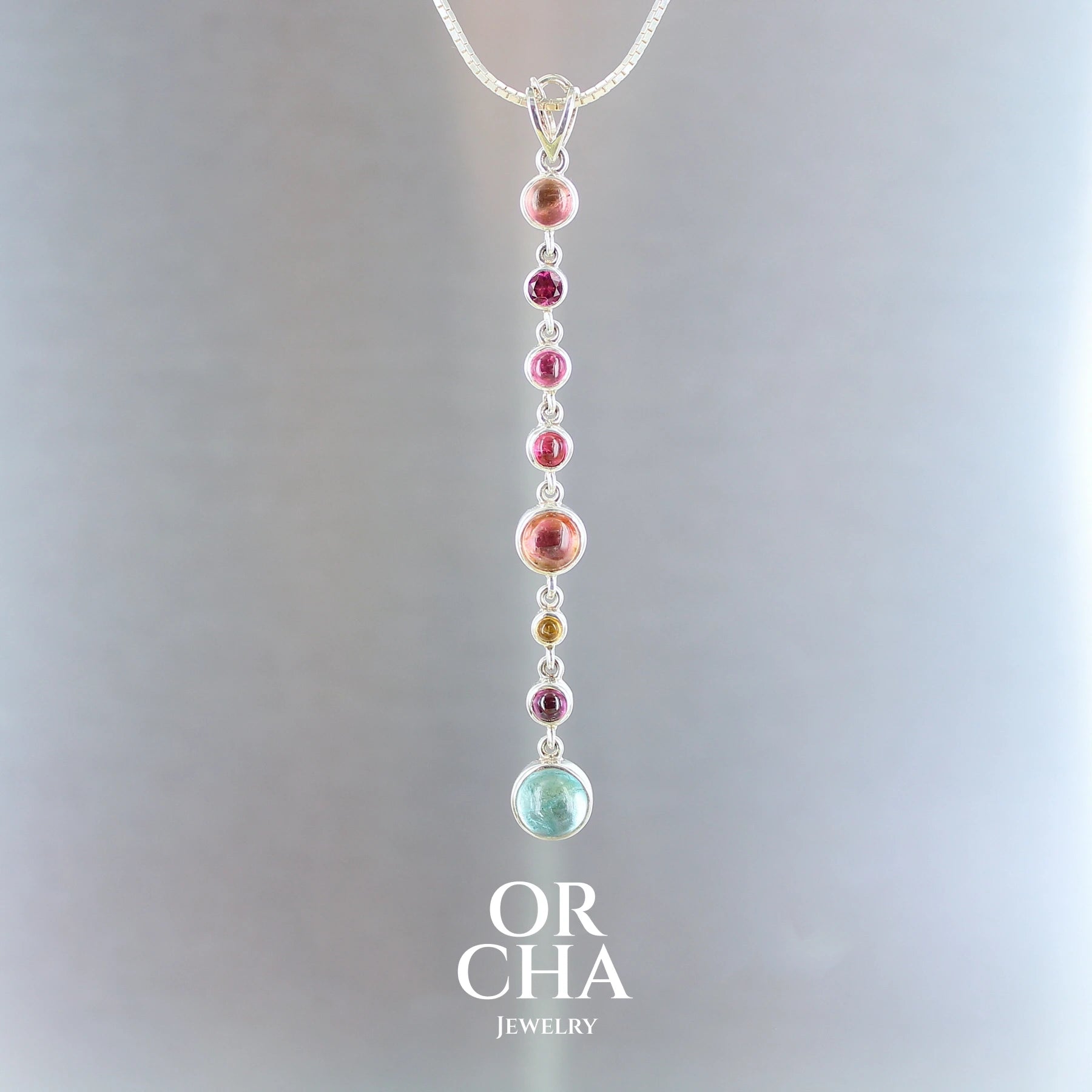 Pendentif de créateur en argent massif. Ce bijou de notre collection Paradis vous offre une cascade de Tourmalines aux couleurs lumineuses et pétillantes, pour un style unique et saisissant de beauté. Bijou de créateur éthique et durable, travaillé de manière traditionnelle à la main.