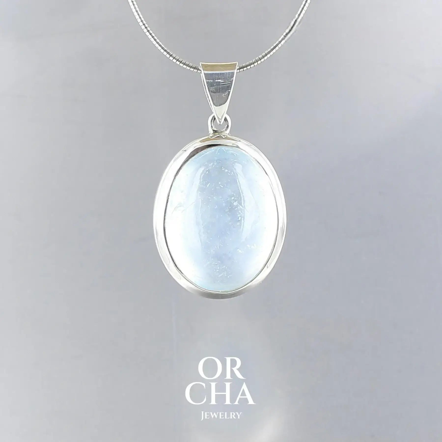 Pendentif de créateur en argent massif serti d'un cabochon d'aigue-marine de 23 carats. Pierre fine naturelle, de couleur bleu ciel. Bijou unisexe, unique, éthique et durable fabriqué à la main, présenté dan sun coffret de notre marque, prêt à offrir. Certificat d'authenticité. Livraison offerte.