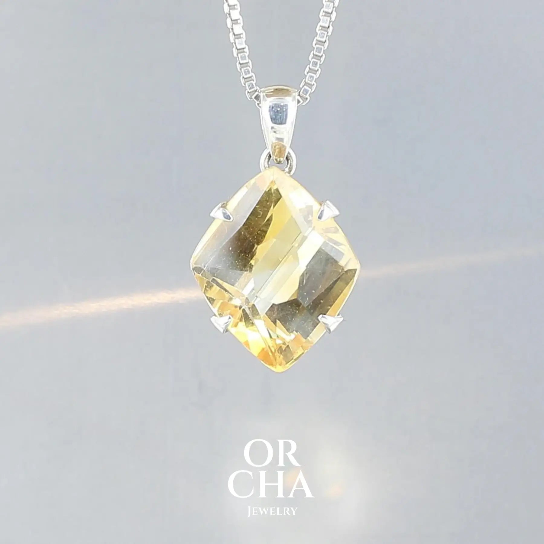pendentif pour femme en argent massif serti d'une Citrine de couleur jaune clair doré, lumineuse et intense. Pierre facettée transparente, propre à l'oeil. Pierre ayant subit un traitement de chauffe, traitement admis et fréquent en gemmologie pour ce type de pierre . Bijoux unique, éthique et durable présenté dans un coffret de notre marque, prêt à offrir. Livraison offerte, certificat d'authenticité, service client.