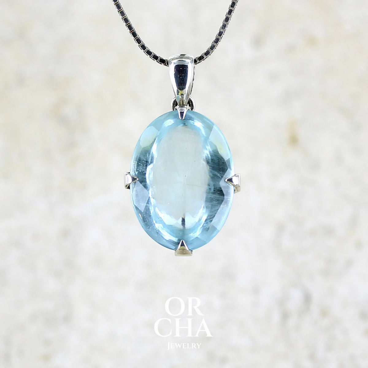 Pendentif en argent massif sertie d'une aigue marine taillée de 17 carats de couleur bleu ciel lumineux. Pierre de forme ovale de qualité transparente comportant des inclusions. Bijoux unique réalisé par Orchajewelry