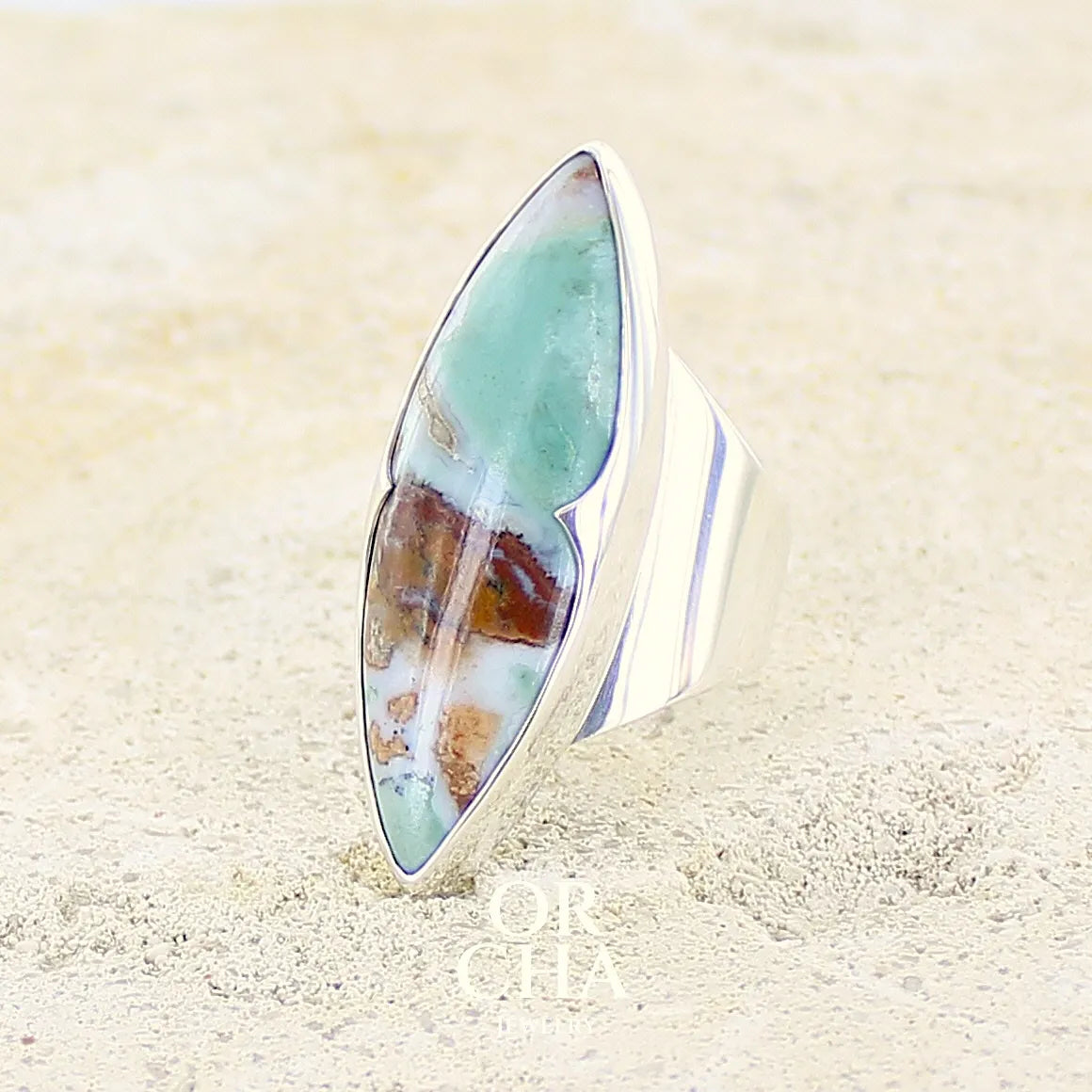 Grande Bague marquise pour femme en argent massif, sertie d'un cabochon de calcédoine bleue verte et marron. Pierre cabochon de qualité opaque. Bijoux unique réalisé en taille 57,5 par Orcha Jewelry