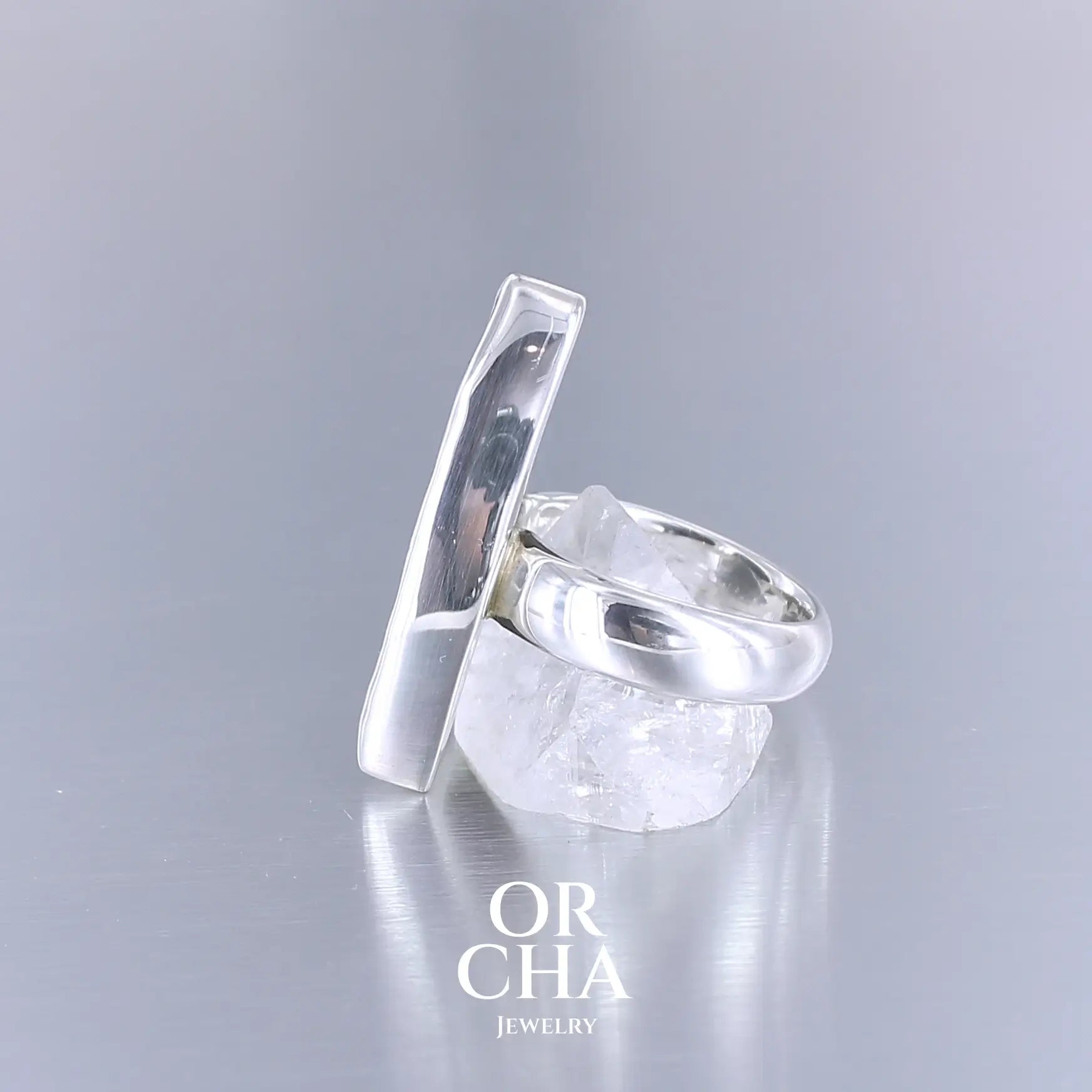 Bague en argent massif sertie d'un grenat Uvarovite brute. Pierre naturelle recouverte de cristaux scintillants de couleur verte. Bague réalisée en taille 58,5. Bijoux unique, éthique et durable présenté dans un coffret de notre marque, prêt à offrir. Livraison offerte, certificat d'authenticité, service client.