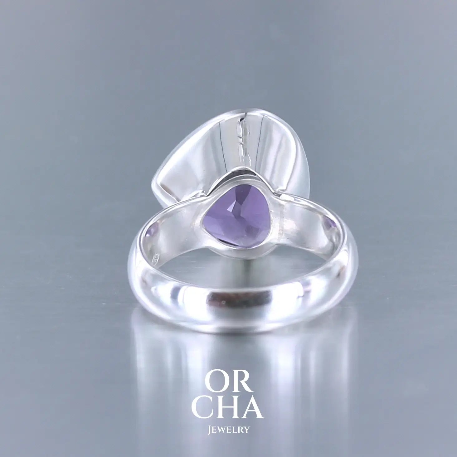 Bague cocktail pour femme en argent massif sertie d'une Améthyste. Pierre facettée en forme de goutte de qualité transparente, propre à l'oeil. Pierre naturelle de couleur violette clair gravée de motifs géométriques de fleur de vie. Tailles 60. Bijoux unique, éthique et durable présenté dans un coffret de notre marque, prêt à offrir. Livraison offerte, certificat d'authenticité, service client.