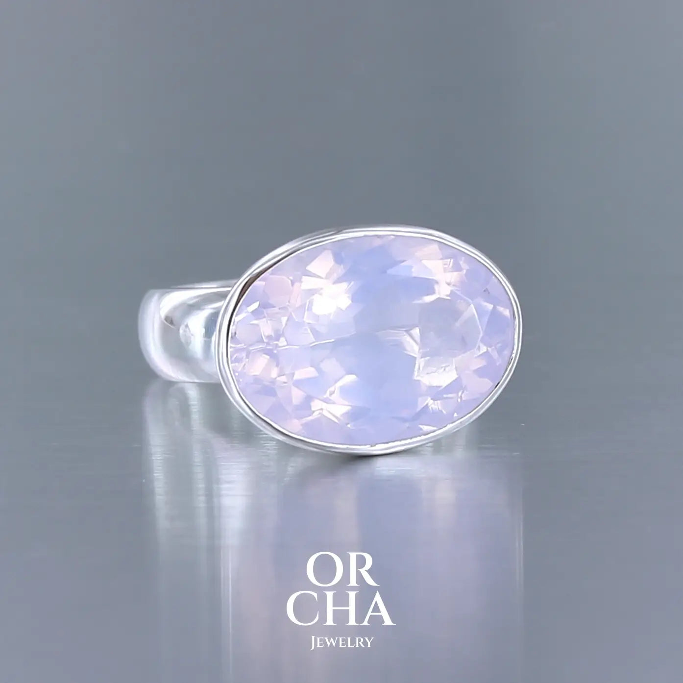 Bague cocktail pour femme en argent massif sertie d'un Quartz lavande. Pierre facettée de forme ovale de qualité transparente, propre à l'oeil. Pierre naturelle de couleur violette pastel teintée de rose avec de légers reflets opalescents. Bague réalisée en taille 56 . Bijoux unique, éthique et durable présenté dans un coffret de notre marque, prêt à offrir. Livraison offerte, certificat d'authenticité, service client.