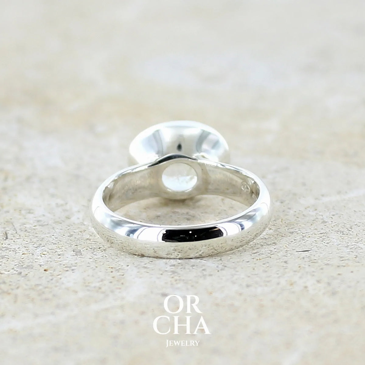 Bague cocktail pour femme en argent massif 925 sertie d'une pierre de lune de Madagascar arc-en-ciel taillée de 3,58 carats. Pierre incolore aux reflets bleutés et arc-en-ciel. Pierre transparente avec inclusions. Bijoux unique réalisé en taille 56 par Orchajewelry