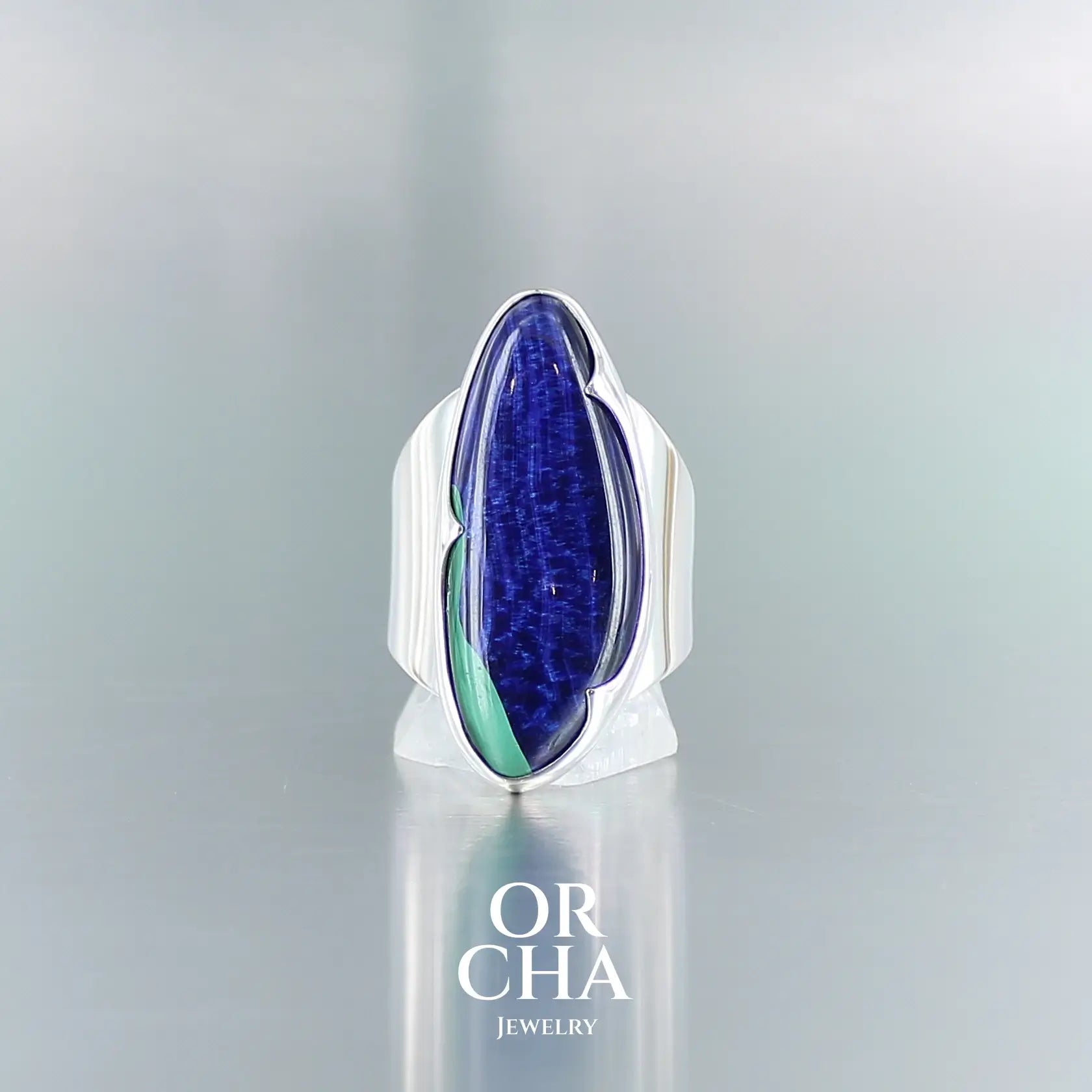 Bague pour femme en argent massif sertie d'une Azurite malachite de très belle qualité. Pierre cabochon de forme libre, pierre naturelle de couleur bleu foncé intense. Pierre fine de qualité opaque. Taille 58. Bijoux unique, éthique et durable présenté dans un coffret de notre marque, prêt à offrir. Livraison offerte, certificat d'authenticité, service client.