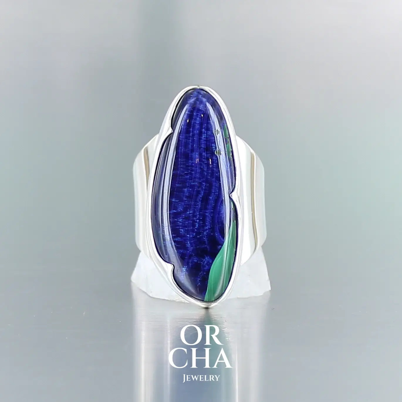 Grande bague pour femme en argent massif sertie d'une Azurite d'une superbe qualité. Pierre cabochon en forme libre, pierre naturelle de couleur bleu profond intense avec une petite tache verte de malachite. Pierre fine de qualité opaque. Taille 56. Bijoux unique, éthique et durable présenté dans un coffret de notre marque, prêt à offrir. Livraison offerte, certificat d'authenticité, service client.